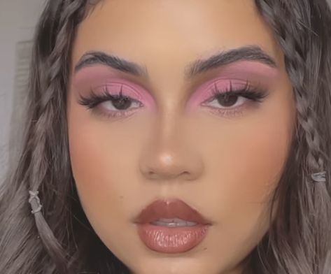 Sultry Pink Eye Makeup, Y2k Barbie Makeup, Pink And Gold Eye Look, Pink Eyeshadow With Eyeliner, Pop Of Pink Eyeshadow, Pale Pink Makeup Looks, Brown Eyes Pink Eyeshadow, Brown Pink Eyeshadow, Pink 70s Makeup