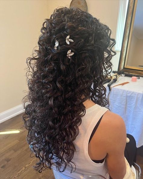 𝒥𝒞 𝐻𝒶𝒾𝓇 𝒟𝑒𝓈𝒾𝑔𝓃 | 𝙽𝙹 𝙱𝚛𝚒𝚍𝚊𝚕 on Instagram: "Naturally curly styles can be very scary and challenging if you are not used to working with this texture. But as being a natural curly girl myself 🤗, the little girl inside me jumps in joy when I work with a curly Bride. Had so much fun playing with my beautiful future bride to be 🤩 #curlyupdo #curlybride #curlybridalhair #curlybrides #naturalbridalhair #bridalupdos #updo #updos #updohair #hairupdo #updohairstyles #bridalhairstyle Natural Curl Half Up Half Down Wedding, Curly Braid Wedding Hair, Naturally Curly Hair Bridesmaid Styles, Natural Curly Hair Quinceanera Hairstyles, 2c Wedding Hairstyles, Long Natural Curly Hairstyles For Wedding, Wedding Veil Curly Hair, Curly Bride Hairstyles With Veil, Wedding Hair Styles Curly