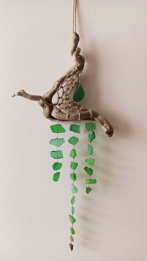 Driftwood Sea Glass Art, Drift Wood Crafts Ideas, Driftwood And Beach Glass Crafts, Diy Glass Stain, Drift Wood Wind Chimes, Sea Glass And Driftwood Crafts, Sea Glass Mobile, Driftwood Wind Chime Diy, Beach Wind Chimes