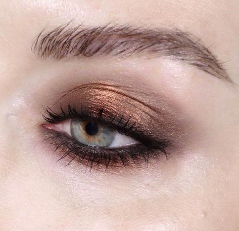 Bronze shadow with liner Katie Jane Hughes, Make Up Gold, Maquillage On Fleek, Beauty Make-up, Makeup Hacks, Makeup Goals, Eyeshadow Looks, Makeup Kit, Beautiful Makeup