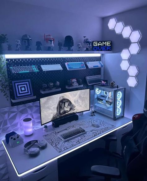 Gaming Room Setup Minimalist, Small Gaming Desk Setup, Space Gaming Setup, Set Up Gamer Minimalista, Black And White Gaming Setup, Modern Gaming Room, White Gaming Desk, Gaming Room Setup Bedrooms, Bedroom Gaming Setup