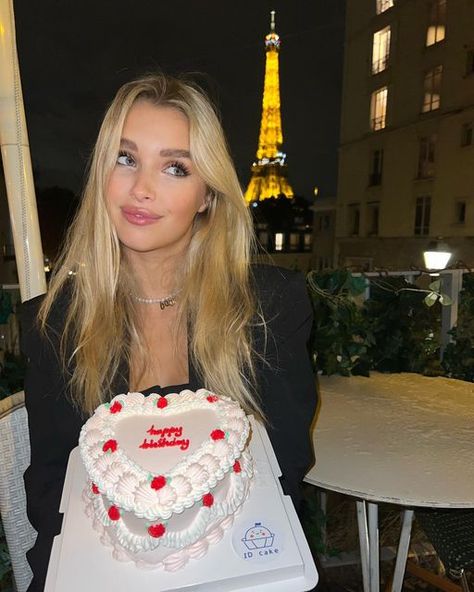 Birthday In Paris Photos, Birthday Photos With Cake, Birthday Cake Picture Ideas, Birthday Cake 2024, Birthday Instagram Pictures, Photo With Cake, Bday Cake Pics, Cake Pictures Birthday, 24 Birthday Ideas