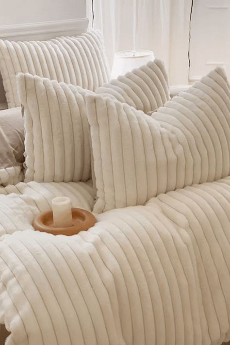 Comfy Pillows Bed, Comfy Bed Set, Off White Duvet Cover, Winter Bed Sheets, Winter Bedding Cozy, Bed Sheet Ideas, Sherpa Bedding, Fluffy Duvet Cover, Bedding Photography