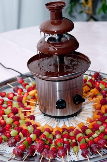 Chocolate Fountain Bar, Chocolate Fountain Recipes, Fruit Buffet, Fruit Chocolate, Fondue Party, Chocolate Fountain, Fingerfood Party, Fruit Bar, Party Platters