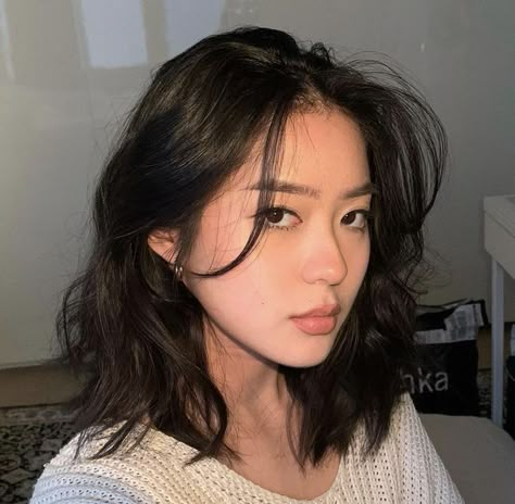 Ombre Hair Color Asian, Curtain Bangs Asian Round Face, Short Wavy Hair With Face Framing Layers, Round Face Shoulder Length Haircut, Short Hairstyle Women Asian Round Face, Short Haircut Reference, Wavy Hair For Round Face, Asian Medium Length Hair With Layers, Shoulder Length With Curtain Bangs