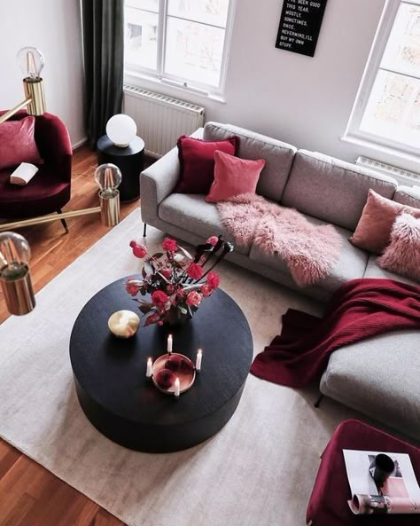 Grey And Burgundy Living Room Ideas Burgundy Living Room, Furnitur Ruang Keluarga, Red Living, Living Room Red, Room Color Schemes, Living Room Decor Cozy, Living Room Colors, Living Room Decor Apartment, Living Room Grey