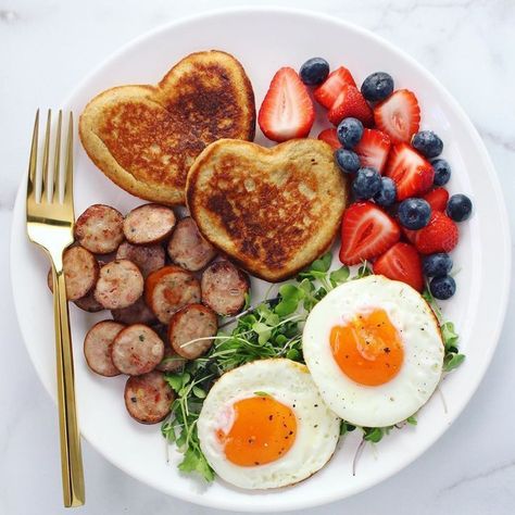 Cute Breakfast Ideas For Mom, Heart Shaped Pancakes Aesthetic, Breakfast For 2 Aesthetic, Breakfast Love Romantic, Heart Shape Pancakes, Cute Breakfast For Boyfriend, Breakfast Ideas Couple, Breakfast Ideas For My Husband, Simple Cute Breakfast