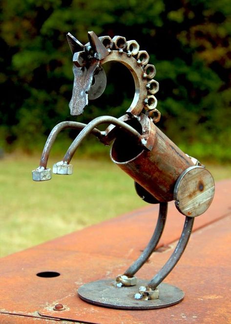 40 Utterly Beautiful Rusted Metal Art Works - Bored Art Metal Sculpture Artists, Welded Art, Koti Diy, Metal Horse, Welding Ideas, Welding Art Projects, Horseshoe Art, Metal Tree Wall Art, Horse Shoes