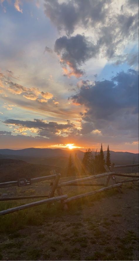 Yellowstone National Park Wallpaper, Yellowstone Park Aesthetic, Yellow Stone National Park Aesthetic, Yellowstone Aesthetic Wallpaper, Yellowstone Aesthetic Show, Yellowstone National Park Aesthetic, Yellowstone Wallpaper, Yellowstone Aesthetic, Yellowstone Show