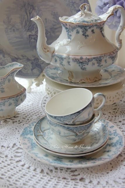 Aiken House & Gardens: Antique Blue & White China Welcome April, Fine China Tea Set, Antique Tea Sets, Blue White China, Pretty Dishes, Antique Dishes, Keramik Design, China Tea Sets, China Dishes