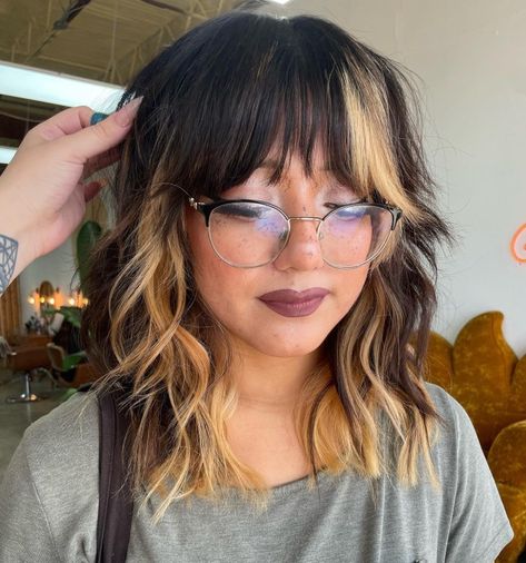 Stunning Black-and-Blonde Shag Balayage Shag Hair Bangs, Shag Haircut With Money Piece, Shag Balayage Brunette, Winter Hair With Bangs, Shag Hairstyles Plus Size, Single Highlight Streak, Fringe Shag Hair, Short Hair Styles Color Ideas, Partially Dyed Hair Ideas