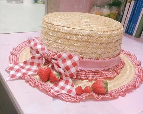 strawberrycore strawberry cottagecore aesthetic aes pink softcore checkered plaid picnic hat cute Topi Vintage, Strawberry Outfit, Strawberry Aesthetic, Pink Cottagecore, Tout Rose, Red And White Gingham, Cute Strawberry, Strawberry Fields, Cottagecore Aesthetic