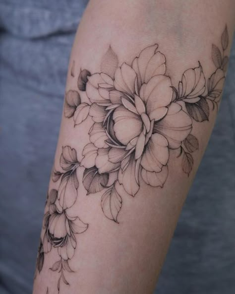 Peony Tattoo On Arm, Fine Line Flowers Tattoo, Feminine Peony Tattoo, Fineline Flowers Tattoo, Fine Line Tattoos Flowers, Realistic Peony Tattoo, Floral Tattoo Design Fine Line, Fine Line Peony Tattoo Design, Peony Leg Tattoo