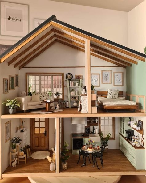 Dollhouse Redo Inspiration, One Room Dollhouse, Doll House Design Ideas, Renovated Dolls House, How To Make A Mini House, Ikea Flisat Dollhouse Hack, Doll House Painting Ideas, Dolls House Renovation, Homemade Dollhouse Diy