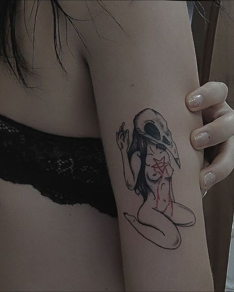 Dark Tattoos Aesthetic, Dark Mark Tattoo Aesthetic, Grunge Cute Tattoo, Creepy Halloween Tattoo Ideas, Grunge Female Tattoo, Demon Protection Tattoo, Back Grunge Tattoo, Dark Tiny Tattoos, Big Grunge Tattoos