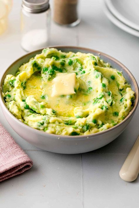 Mashed Potatoes and peas is a simple side dish made with peas, potatoes, butter, and milk. It goes excellent with veggie, fish, or meat main dishes. Easy Irish Recipes, Colcannon Potatoes, Shephards Pie, Irish Mashed Potatoes, Colcannon Recipe, Homemade Salisbury Steak, Bacon Mashed Potatoes, Shepards Pie, Roasted Cabbage