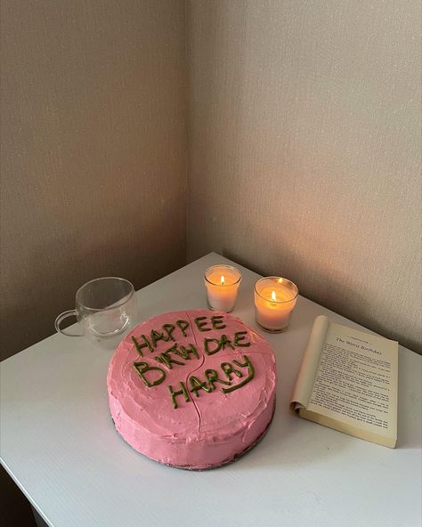 Harry Potter Cake Aesthetic, Creative Birthday Cakes For Teens, Halloween Iphone Home Screen, Hagrid Aesthetic, Simplistic Cakes, Harry Potter Dishes, Birthday Cake Harry Potter, Hagrid Cake, Harry Potter Watch