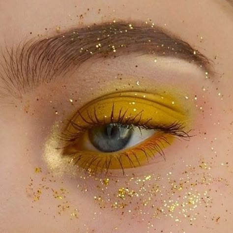 Yellow Eyeshadow, Make Up Inspo, Yellow Aesthetic, Aesthetic Makeup, Makeup Art, Maquillaje De Ojos, Makeup Inspo, Makeup Inspiration, Gold Glitter