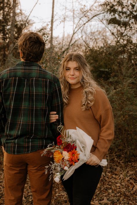 Cute couple poses with flowers. Fall picture for instagram. Couple Photoshoot With Bouquet, Couple Poses With Bouquet, Couple Photos With Bouquet, Couple Photos With Flowers, Flower Couple Photoshoot, Bouquet Gender Reveal, Mini Session Poses, Couple Photoshoot Ideas Creative, Couple With Flowers