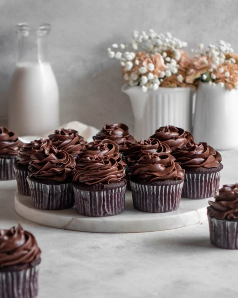 Small Batch Dark Chocolate Cupcakes - In Bloom Bakery Cupcakes Decoration Chocolate, Chocolate Cupcakes Photography, Food Photography Cupcakes, Chocolate Cupcake Aesthetic, Cupcake Photography Ideas, Chocolate Cupcake Design, Chocolate Cupcakes Aesthetic, Chocolate Cupcake Decoration, Muffin Decoration