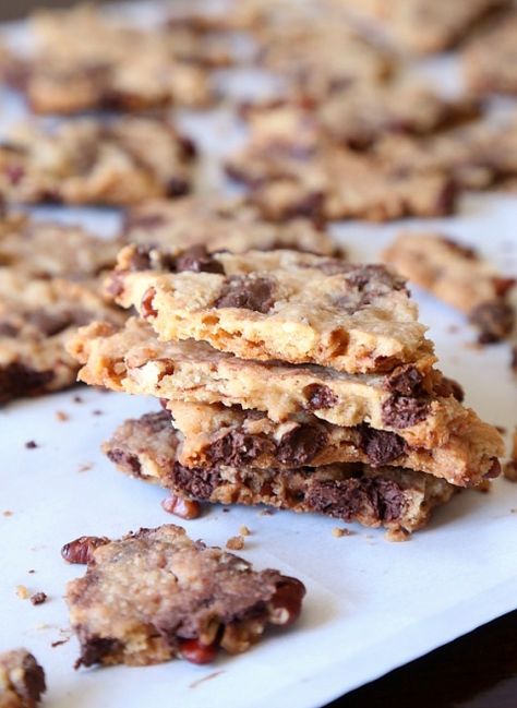 Chocolate Chip Cookie Brittle...insanely addictive crispy cookies. LIke the perfect buttery, salty edge in every bite! And it's made with turbinado sugar which helps it stay crisp! Monster Bites, Cookie Brittle, Desserts Brownies, Cookie Bark, Brownie Brittle, Crispy Chocolate Chip Cookies, Cookies And Cups, Brittle Recipes, Pumpkin French Toast