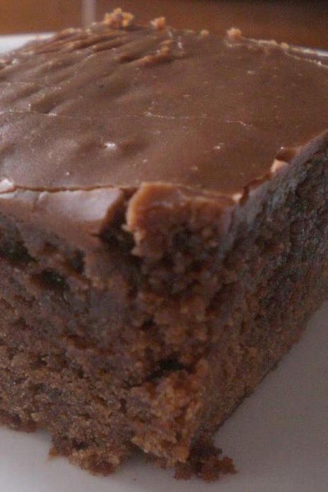 Chocolate Buttercream Frosting Easy, Chocolate Coca Cola Cake, Coca Cola Cake, Dessert Halloween, Cola Cake, Dessert Cake Recipes, Köstliche Desserts, Cake Frosting, Savoury Cake