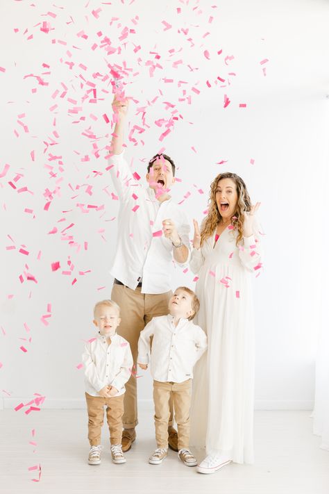 Family just found out they are having a girl, confetti popper reveals baby's gender. Cute Gender Reveal Photos, Instagram Gender Reveal Photo, Photoshoot Gender Reveal Ideas, Gender Reveal Shooting Ideas, Studio Gender Reveal Photos, Gender Reveal Studio Photoshoot, Gender Reveal Ideas Photoshoot, Gender Photoshoot, Cake Gender Reveal Photoshoot