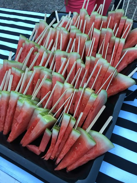 Tropisk Fest, Bbq Party Food, Sommer Mad, Birthday Party Snacks, Decorações Com Comidas, Party Food Platters, Snacks Für Party, Shower Food, Fruit Platter