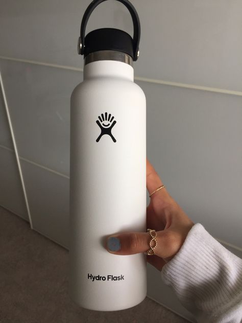 White Hydroflask Aesthetic, Clean Drink, Preppy School Supplies, Hydro Flask Water Bottle, School Bag Essentials, Korean Outfit Street Styles, Study Stationery, Cute Water Bottles, Must Have Gadgets