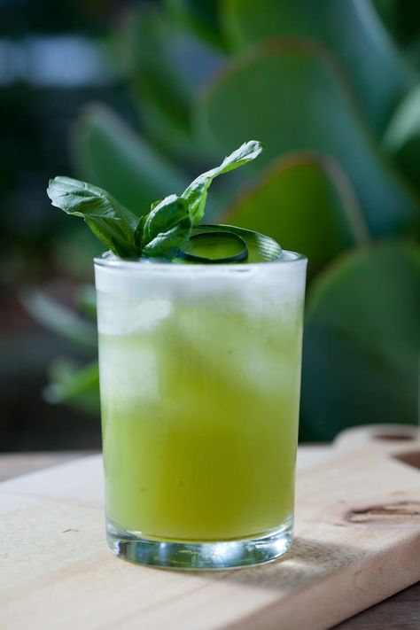 Skip the Green Beer: Festive St. Patrick's Day Drinks (No Food Coloring Needed) - Celebrate St. Patrick’s day with these green-hued or Irish-themed liquor or beer cocktails that are refreshing and call for no green food coloring. Irish Mule Recipe, Mezcal Mule, Damiana Tea, Green Tea Cocktail, St Patrick's Day Drinks, Green Cocktails, Coconut Mojito, Mezcal Cocktails, Tea Cocktail