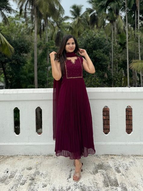 Birthday Kurti Outfit, Anarkali Kurti Designs Latest Party Wear, Christmas Outfit Ideas For Women Indian, Modern Frock Design, Christmas Kurti Ideas, Frock With Saree, Western Frocks For Women Party, Trendy Churidar Designs, V Shape Neck Design Kurti