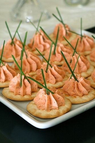 Salmon mousse Smoked Salmon Mousse, Salmon Mousse, Sommer Mad, Finger Food Appetizers, Kebabs, Food Appetizers, Small Bites, Party Foods, Tortilla Chips