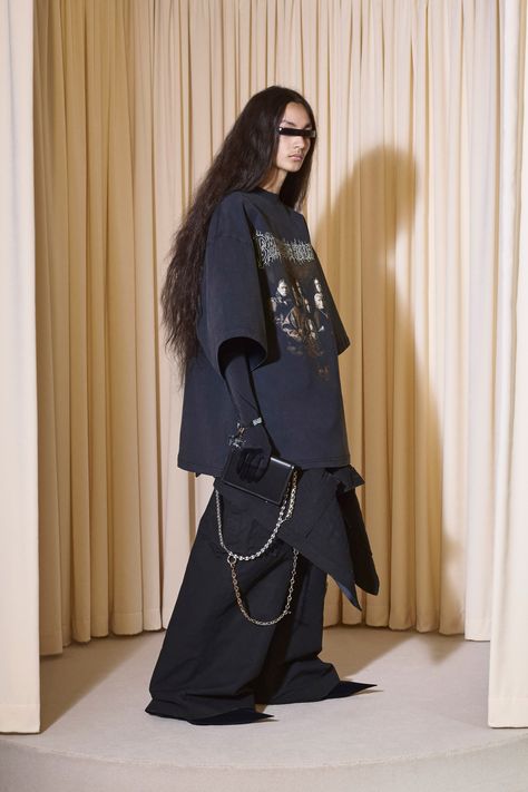 Balenciaga Fall 2024 Couture
https://www.vogue.com/fashion-shows/fall-2024-couture/balenciaga/slideshow/detail#64 Balenciaga Outfit Women, Balenciaga Aesthetic, Balenciaga Couture, Balenciaga Runway, Balenciaga Outfit, Balenciaga Style, Paris Haute Couture, Outfit Women, Fall 2024