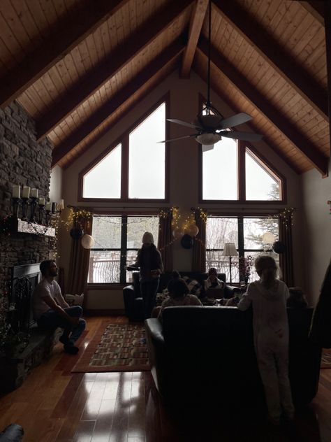 Snowy Cabin Aesthetic Interior, Cabin Family Aesthetic, Winter Cabin With Friends Aesthetic, Cabin Trip With Friends Aesthetic, Snow Lodge Aesthetic, Winter Cabin Aesthetic Interior, Rich Cabin Aesthetic, Family Cabin Aesthetic, Cabin Holiday Aesthetic