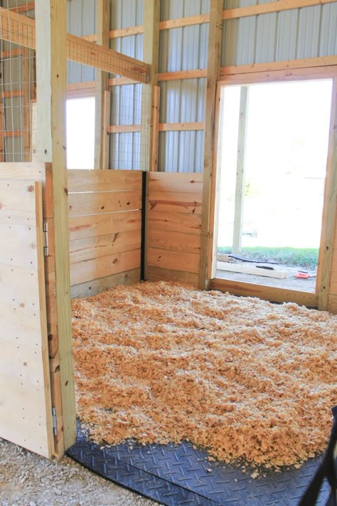 Horse Farms Ideas, Mini Horse Stall Ideas, Horse Stall Flooring, Diy Stall Ideas, Diy Stalls For Horses, Horse Stall Ideas Diy, Easy Horse Stalls, Cow Stall, Horse Stall Floor