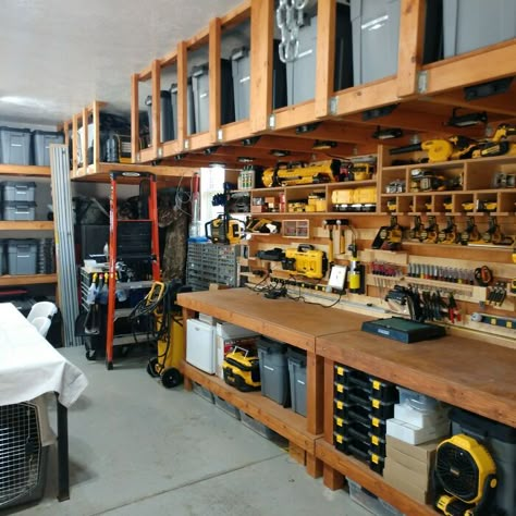 Officine In Garage, Garage Workbench Plans, Garage Workshop Layout, Plan Garage, Garage Workshop Plans, Garage Storage Inspiration, Garage Workbench, Garage Workshop Organization, Workshop Layout