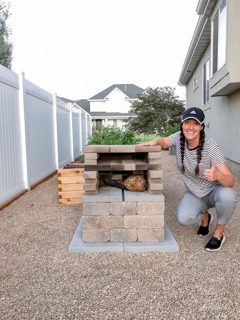 Diy Outdoor Pizza Oven, Family Text, Pizza Oven Outdoor Diy, Backyard Pizza Oven, Oven Diy, Diy Pizza Oven, Brick Pizza Oven, Four A Pizza, Brick Fire Pit