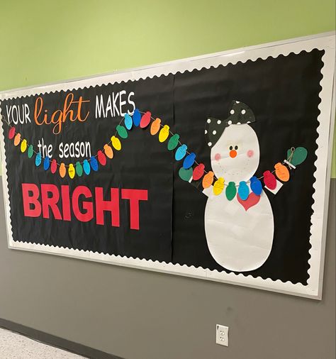 Pto Christmas Bulletin Board, Christmas Decor Ideas For Kindergarten Classroom, Christmas Boards Ideas, Preschool Office Bulletin Board Ideas, Classroom Snowman Door, Holiday Classroom Bulletin Boards, Christmas Class Board Decor Ideas, Bulletin Board Ideas For December, December Kindergarten Bulletin Boards