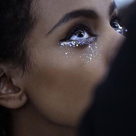 Silver glitter under eye - beauty inspiration for GLOWLIKEAMOFO.com Acotar Party, Creative Face Painting, Fae Ball, Starfall Ball, Glitter Tears, Alana Hadid, The Wrath And The Dawn, Everyday Eyeshadow, Glitter Makeup Looks