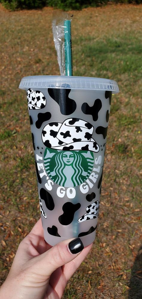 "Let's go girls" Cow print Starbucks Reusable 24oz Cold Cup with straw. This cup can be personalized with a name on the side. *Message me for custom color options. All items are handmade and may be slightly different/unique then each other and may contain some minor imperfections that just add to their designs!  **CARE INSTRUCTIONS** * HAND WASH ONLY. (gentle wash/no soak) * These cups are NOT dishwasher safe. * These cups are NOT microwave Safe. * Should not be left in high heat for a long peri Western Starbucks Cup, Cold Whether Outfits, Vinyl Designs For Cups, Cow Print Cowgirl Hat, Preppy Cups, Copo Starbucks, Starbucks Cup Design, Starbucks Cup Art, Trendy Water Bottles