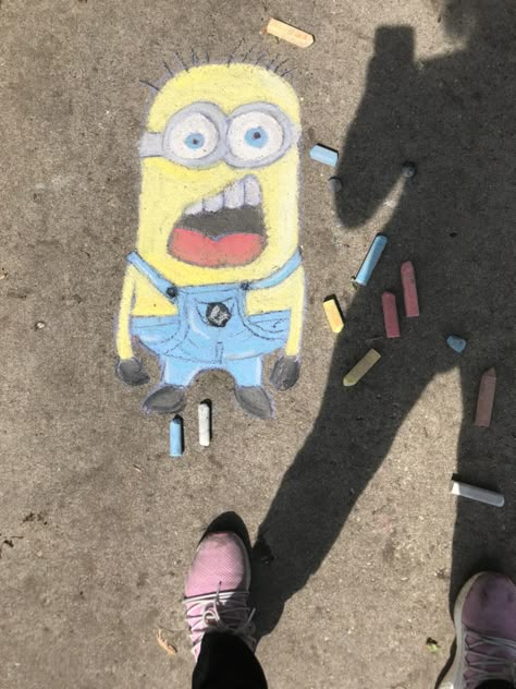 Fun Chalk Art Ideas, Minion Chalk Art, Cartoon Chalk Art, Chalk Cartoon Drawings, Chalk Characters, Character Chalk Art, Chalk Characters Easy, Chalk Art Characters, Rapunzel Chalk Art