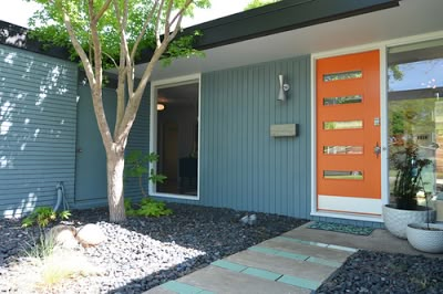 mid-century modern exterior house colors | Mad for Mid-Century: Another Mid-Century Ranch in Texas Mid Century Modern Exterior Paint, Broyhill Sculptra, Orange Front Door, Mid Century Modern Landscaping, Modern Exterior Paint Colors, Modern Exterior Lighting, Mid Century Modern Door, Mid Century Modern Exterior, Mid Century Exterior