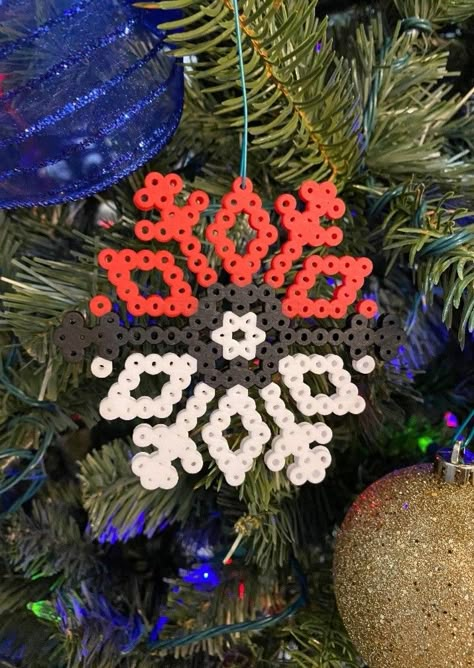 Perler Gift Ideas, Snowflake Perler Bead Patterns, Creative Ornaments Diy, Winter Perler Beads, Perler Snowflake, Perler Bead Gift Ideas, Pokemon Snowflake, Perler Christmas Ornaments, Perler Bead Christmas Patterns