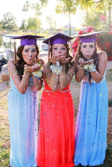 Best-Friend-Graduation-Picture-ideas Poses 3 People, Prom Photo Ideas, Prom Pictures Group, Prom Pictures Couples, Prom Goals, Prom Picture Poses, Prom Picture, Homecoming Pictures, Prom Photoshoot