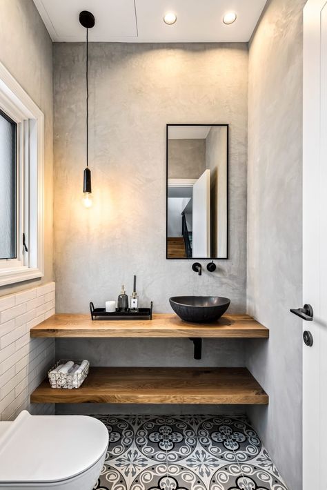 Farmhouse Bathroom Accessories, Toilet Room Decor, Small Toilet Room, Bilik Air, Industrial Bathroom, Small Toilet, Bathroom Inspiration Decor, Bathroom Layout, Bathroom Style