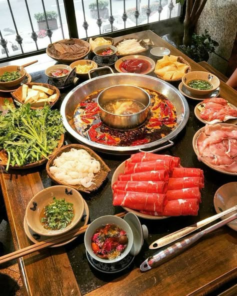 Chinese Hot Pot, Hot Pot Recipe, Different Types Of Food, Shabu Shabu, Korean Bbq, Food Goals, Hot Meals, Hot Pot, Cafe Food