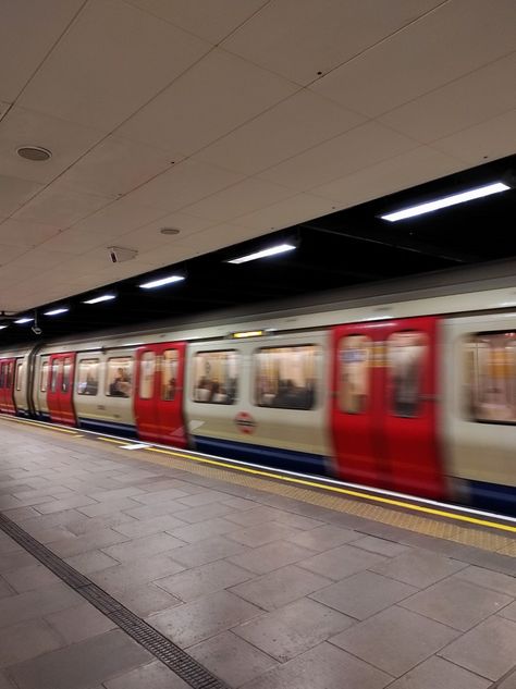 London Tube Aesthetic, London Underground Aesthetic, Tube Aesthetic, Tube London, London Tube Map, Horatio Nelson, Maps Aesthetic, London Underground Tube, Tube Train