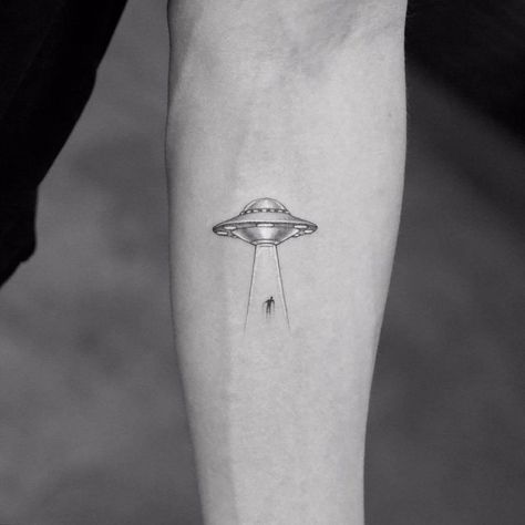 101 Amazing UFO Tattoo Ideas That Will Blow Your Mind! | Outsons | Men's Fashion Tips And Style Guide For 2020 Small Ufo Tattoo, Spaceship Tattoo, Ufo Tattoo, Astronaut Tattoo, Simplistic Wallpaper, Planet Tattoos, Galaxy Tattoo, Alien Tattoo, Tattoos Geometric