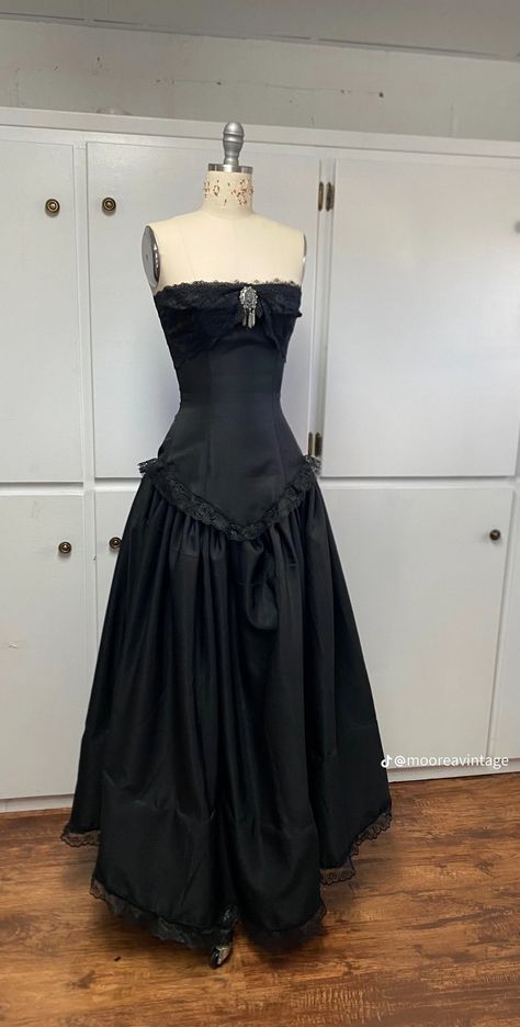 Alt Dresses Prom, Goth Hoco Outfit, Cool Black Dress, Goth Red Carpet Looks, Diy Goth Dress, Goth Prom Look, Grunge Prom Dresses, Formal Goth Dress, Dark Vintage Outfits