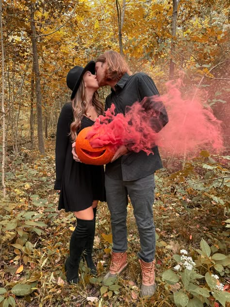 Gender reveal, Halloween, baby girl, pregnancy October Gender Announcement, Pumpkin Head Photoshoot Pregnant, Maternity Shoot Halloween, Halloween Gender Reveal Photoshoot, Maternity Pictures Halloween, Maternity Photo Shoot Ideas Fall Theme, Fall Gender Reveal Photo Shoot, Fall Maternity Announcement Pictures, Halloween Baby Announcement Ideas